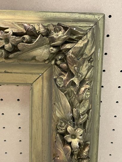 Grand cadre en bois et stuc doré à décor...