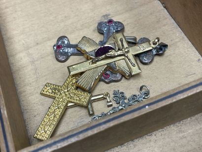 Lot de médailles religieuses, chapelets,...