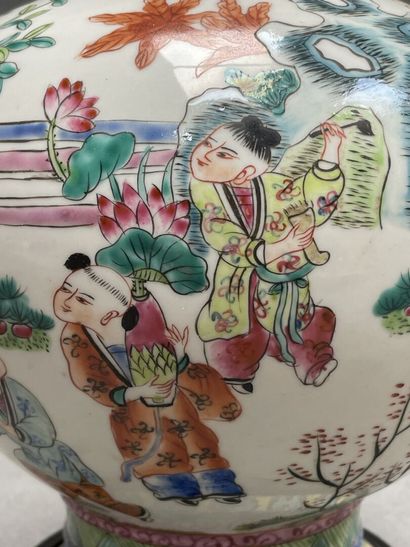 Vase en porcelaine de Chine sur socle bois....