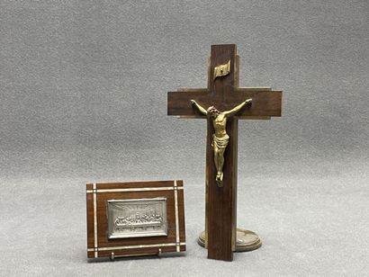 Crucifix en acajou et bronze doré et plaque...