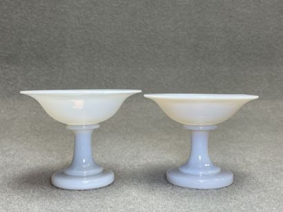 Deux baguiers en opaline, Charles X
H.8cm,...