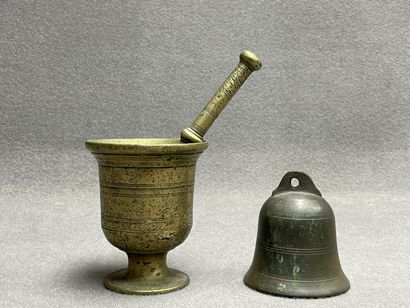 Mortier et cloche en bronze. 
H. :15 cm....