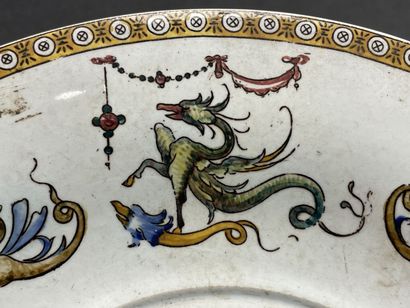 GIEN.
Plat en faïence à décor Renaissance...