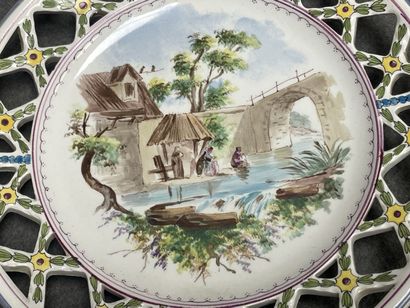 Trois assiettes en faïence ajourées à dcor...