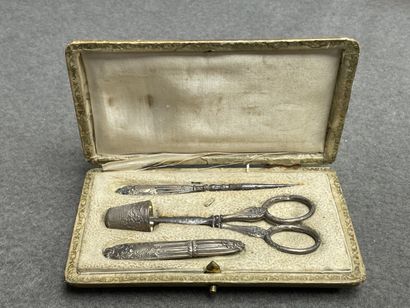 Necessaire à couture en argent et lames métal.
Poids...