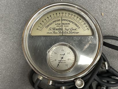 Oscillomètre en coffret. 
D. :15 cm.