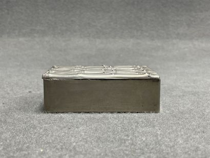 Boîte à cigarettes en métal à décor de bambous.
68...