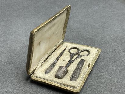 Necessaire à couture en argent et lames métal.
Poids...
