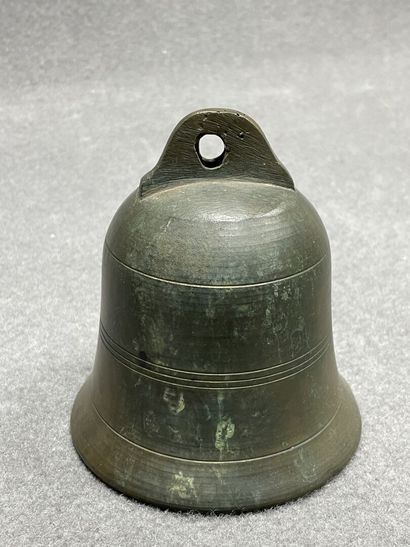 Mortier et cloche en bronze. 
H. :15 cm....