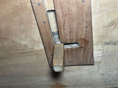Secrétaire droit à doucine ouvrant à un abattant...
