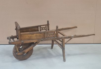 Brouette en bois sculpté
Asie début XX°
77...
