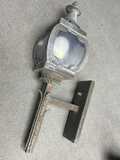 Paire de lanternes en tôle.
H. :48 cm.