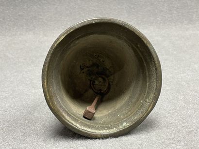 Mortier et cloche en bronze. 
H. :15 cm....