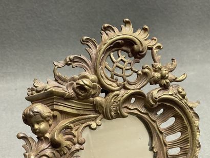 Petit miroir de table cadre en bronze. 
Style...