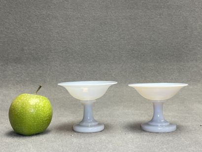 Deux baguiers en opaline, Charles X
H.8cm,...