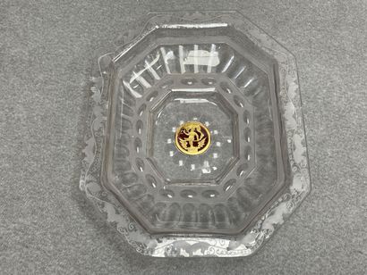 Plat en verre bohème, 1730. 
5 x 27,5 x 22...
