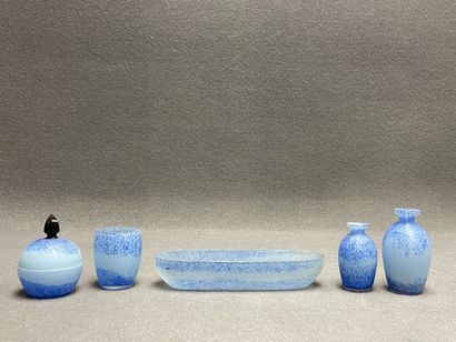 Garniture de toilette en verre marbré
H....