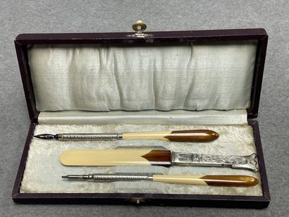Necessaire à écrire, métal argenté et manche...