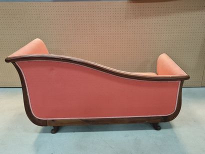 Méridienne en placage d'acajou et tissu rose.
Fin...