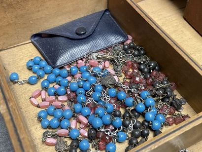 Lot de médailles religieuses, chapelets,...