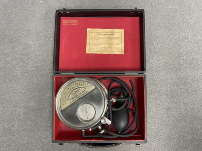 Oscillomètre en coffret. 
D. :15 cm.