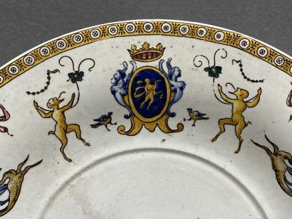 GIEN.
Plat en faïence à décor Renaissance...
