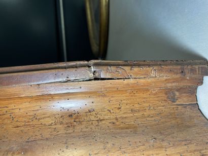 Secrétaire droit à doucine ouvrant à un abattant...
