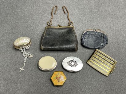 Ensemble de quatre porte monnaies, deux poudrier...