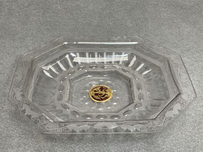Plat en verre bohème, 1730. 
5 x 27,5 x 22...