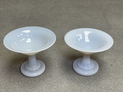 Deux baguiers en opaline, Charles X
H.8cm,...