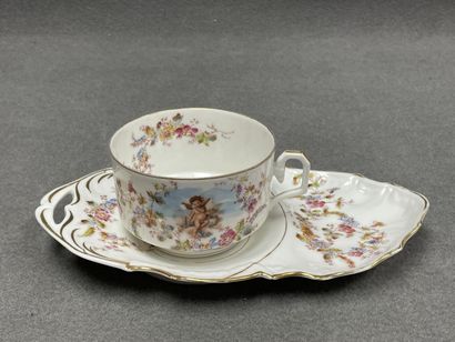 Grande tasse à chocolat en porcelaine à décor...