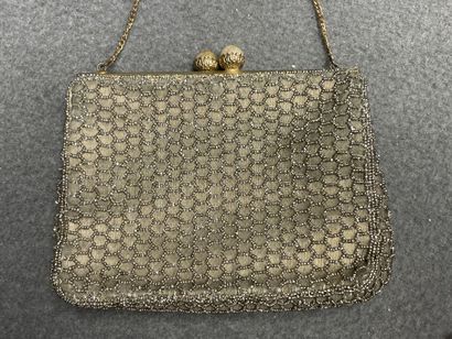 Trois sacs de soirée. 
19 x 14 cm, 13 x 15...