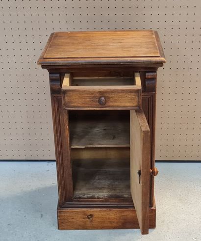 Table de chevet ouvrant à une porte et un...