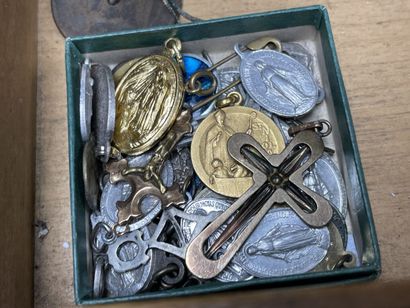 Lot de médailles religieuses, chapelets,...