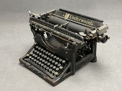 Machine à écrire Américaine Underwood.
Début...