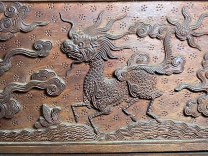 Coffret en bois exotique sculpté.
H: 19 x...