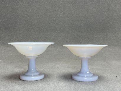 Deux baguiers en opaline, Charles X
H.8cm,...