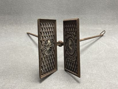 Gaufrier en fer forgé.
L. :74 cm.