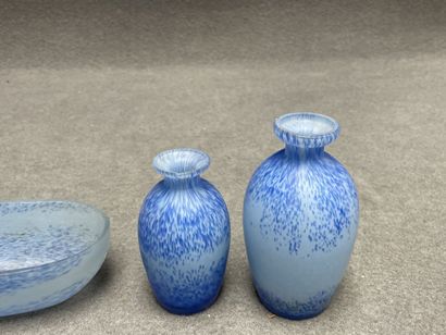 Garniture de toilette en verre marbré
H....