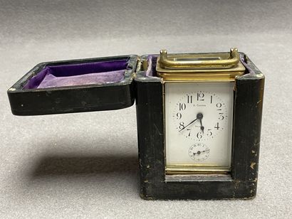 Pendulette d'officier en laiton.
En écrin...