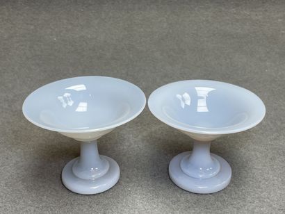 Deux baguiers en opaline, Charles X
H.8cm,...