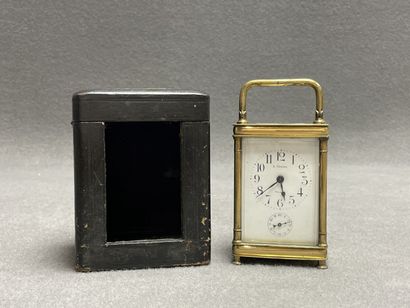 Pendulette d'officier en laiton.
En écrin...