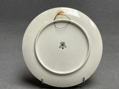 GIEN.
Plat, modèle Renaissance sur fond bleu...