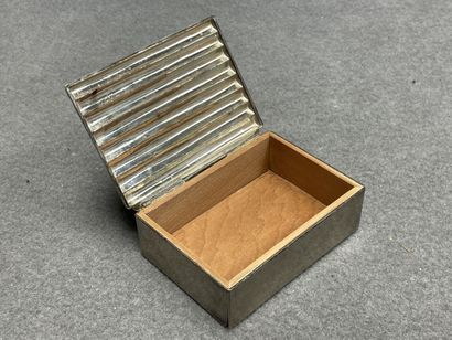 Boîte à cigarettes en métal à décor de bambous.
68...