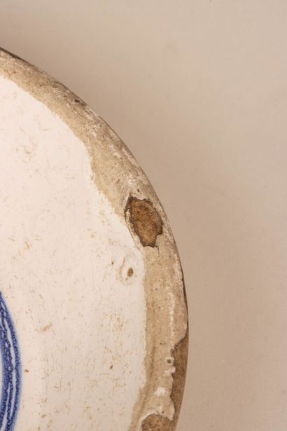 Nevers début XIX°. 
Assiette en faïence 