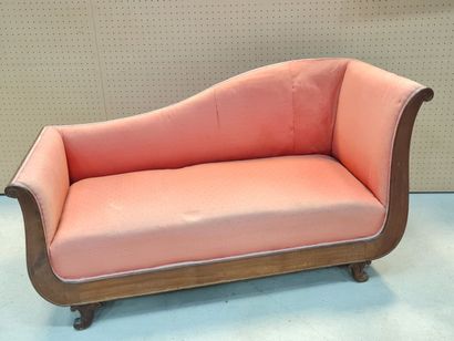 Méridienne en placage d'acajou et tissu rose.
Fin...