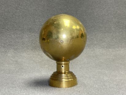 Boule d'escalier en laiton, 
H: 14 cm.
Diamètre...
