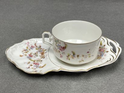 Grande tasse à chocolat en porcelaine à décor...