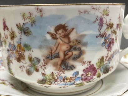 Grande tasse à chocolat en porcelaine à décor...