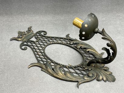 Grande applique en tôle patinée surmontée...
